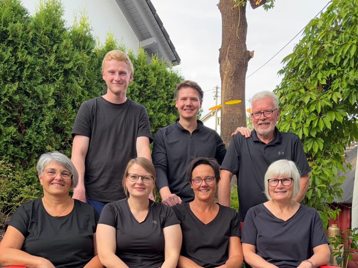 Die sieben Therapeutinnen und Therapeuten vor der Praxis in Elspe
